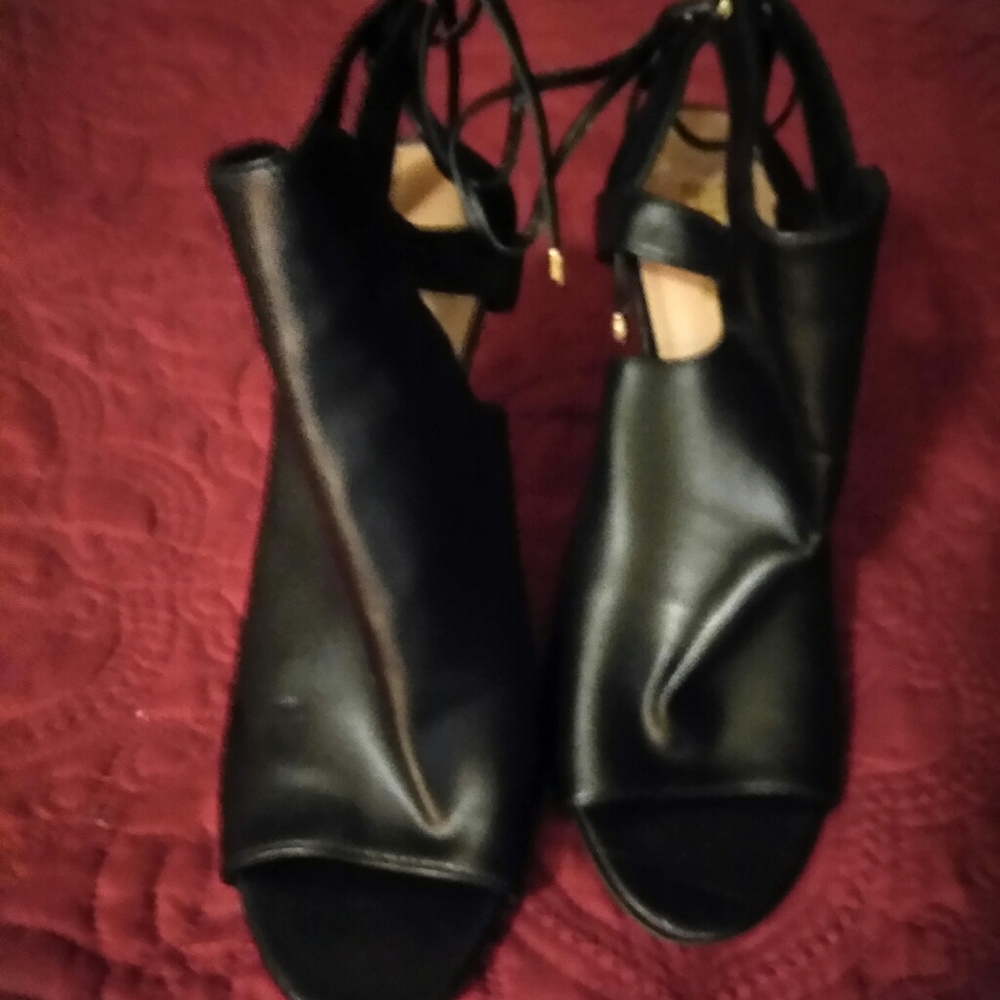 Brash peep toe high heel, 4.75 in., Size 9. Black